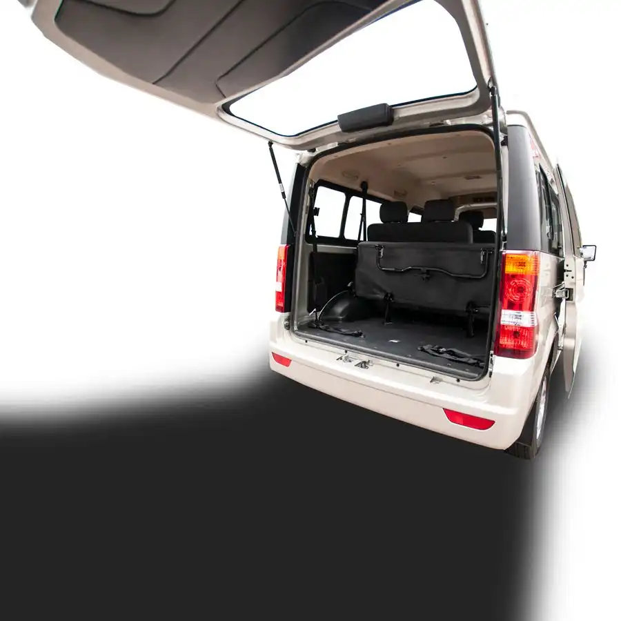 Furgoneta DFSK Cityvan C37 posee la última fila de asientos abatible para espacio de maletas.